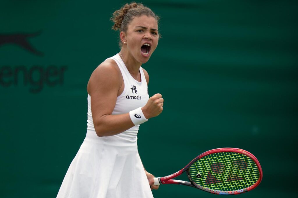 Jasmine Paolini in azione durante il match di Wimbledon.
