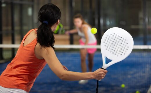 Giocatori di padel in azione durante la finale della Coppa dei Club Msp Italia