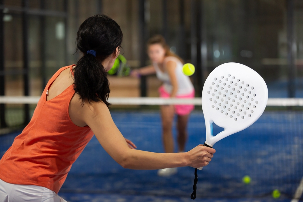 Giocatori di padel in azione durante la finale della Coppa dei Club Msp Italia
