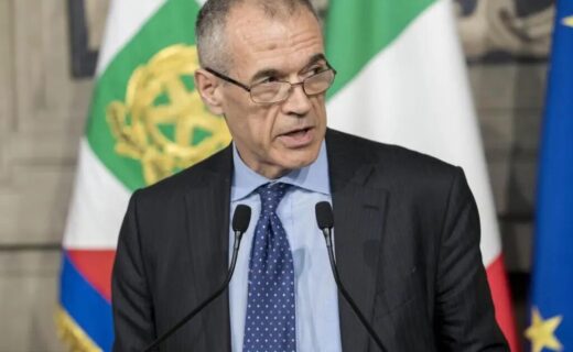 Carlo Cottarelli durante un'intervista
