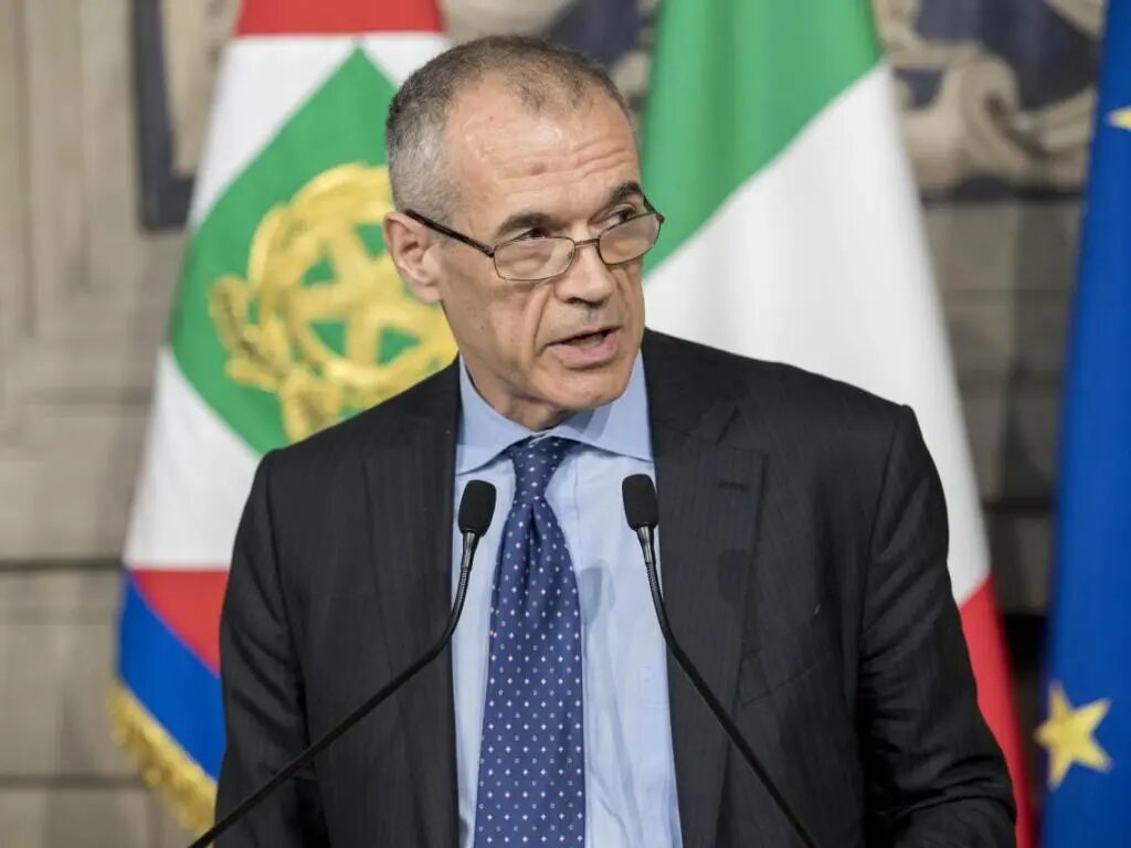 Carlo Cottarelli durante un'intervista