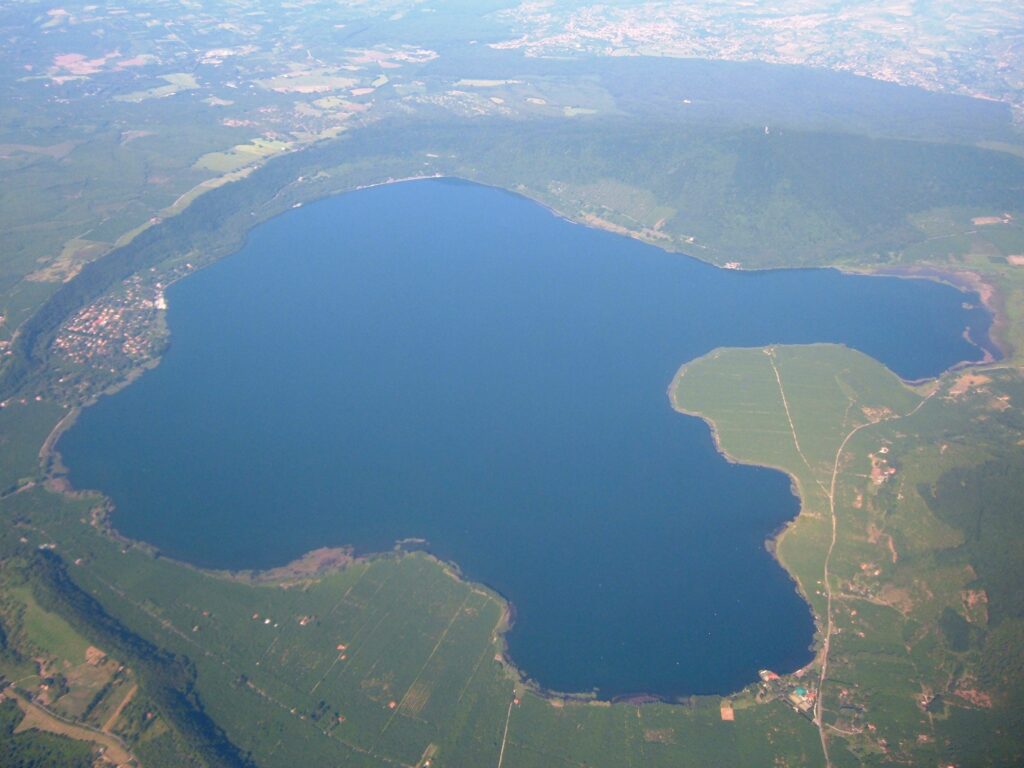 Vista aerea del lago di Vico