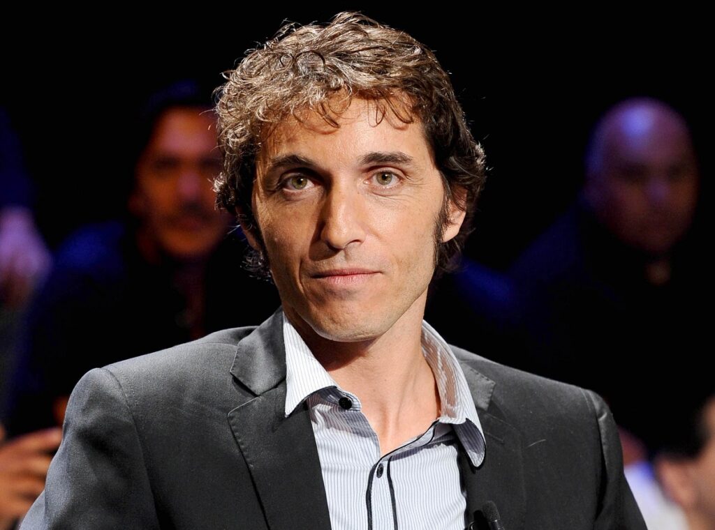 Giuseppe Cruciani durante una trasmissione televisiva