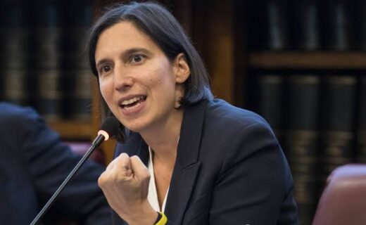Elly Schlein durante una conferenza stampa