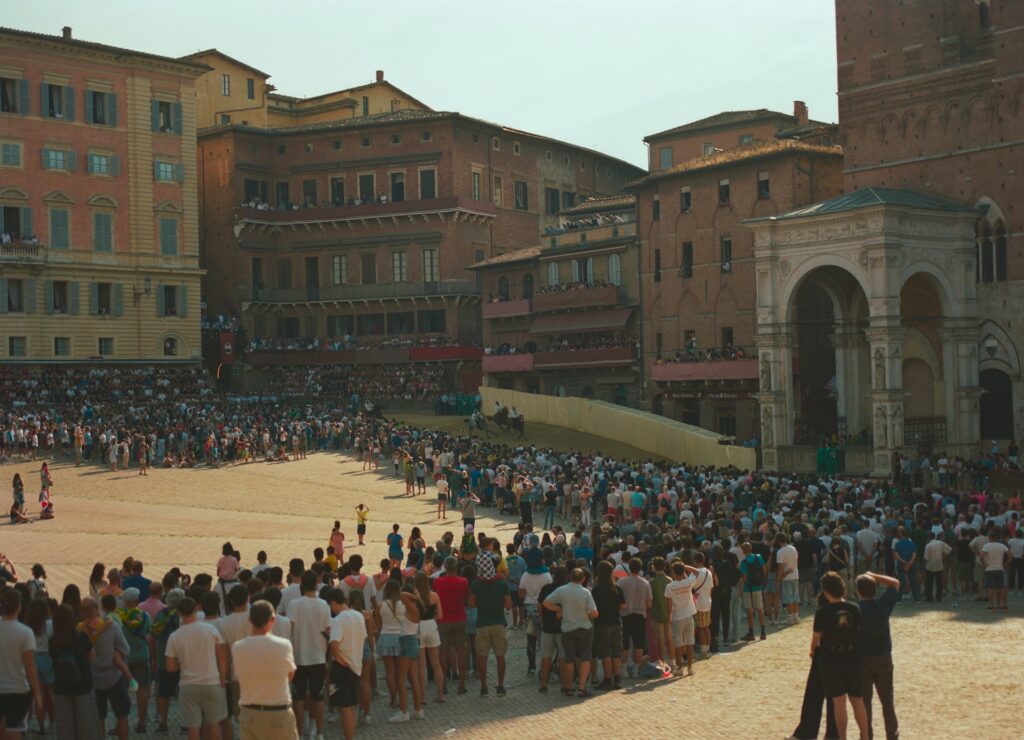 Cavalli in corsa durante il Palio di Siena