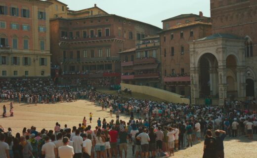 Cavalli in corsa durante il Palio di Siena