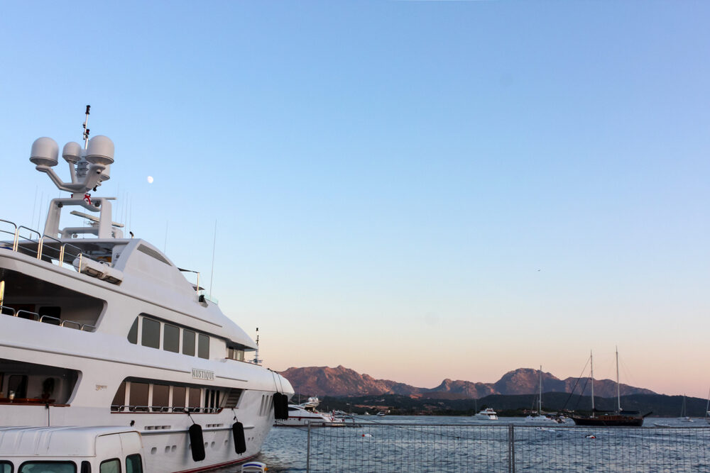 Immagine di superyacht in metallo