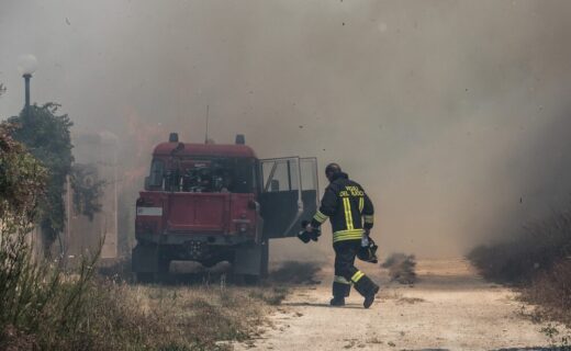 Incendio nell'isola ecologica di Novate Milanese