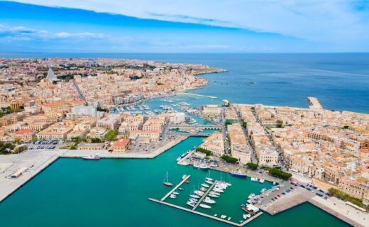 Sentinella Blu, barca confiscata trasformata in laboratorio galleggiante