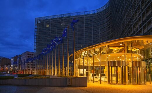 Commissione Ue propone regole per l'accesso dei giovani alle reti sociali