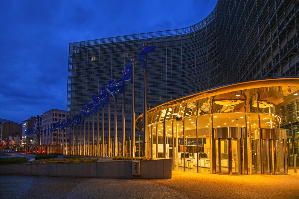Commissione Ue propone regole per l'accesso dei giovani alle reti sociali
