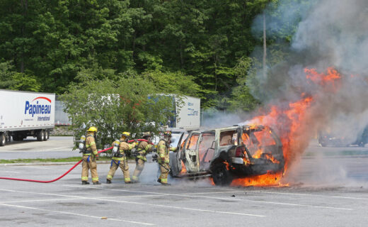 Uomo si dà fuoco nella propria auto a Cinisello Balsamo