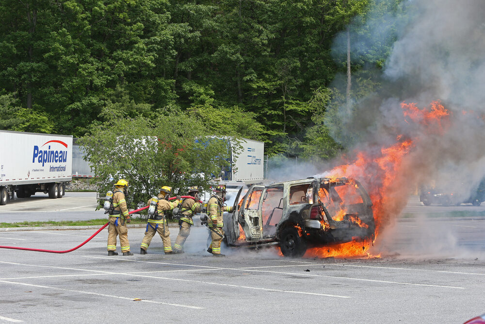 Uomo si dà fuoco nella propria auto a Cinisello Balsamo